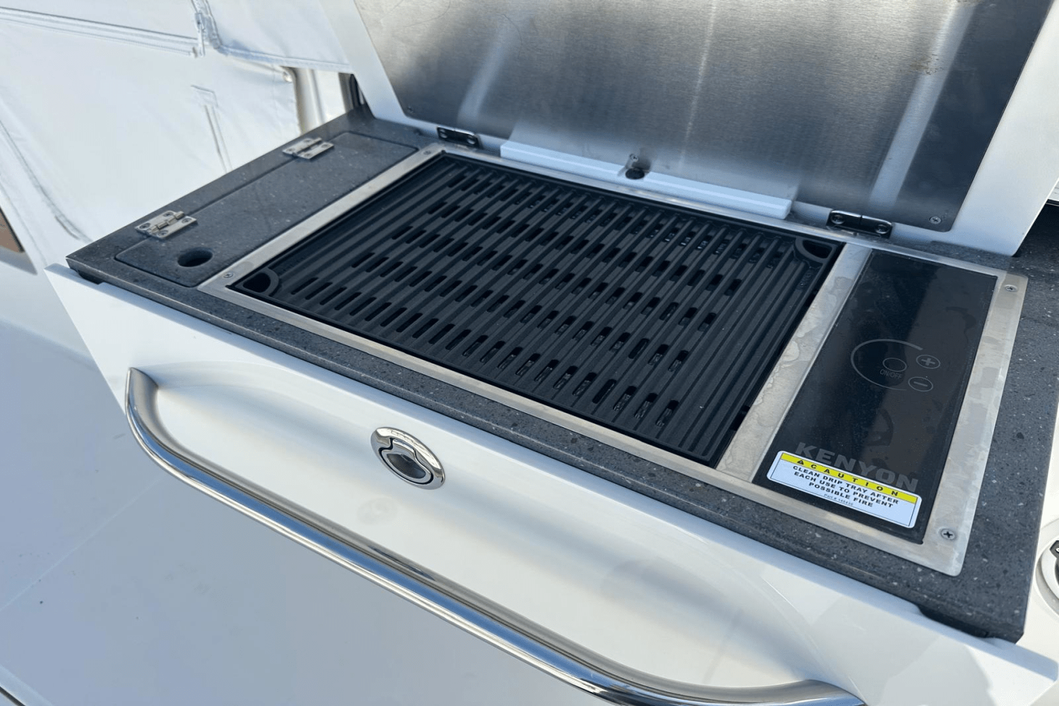 Slide: The Image of Boston Whaler 405 Conquest 2023 - 25