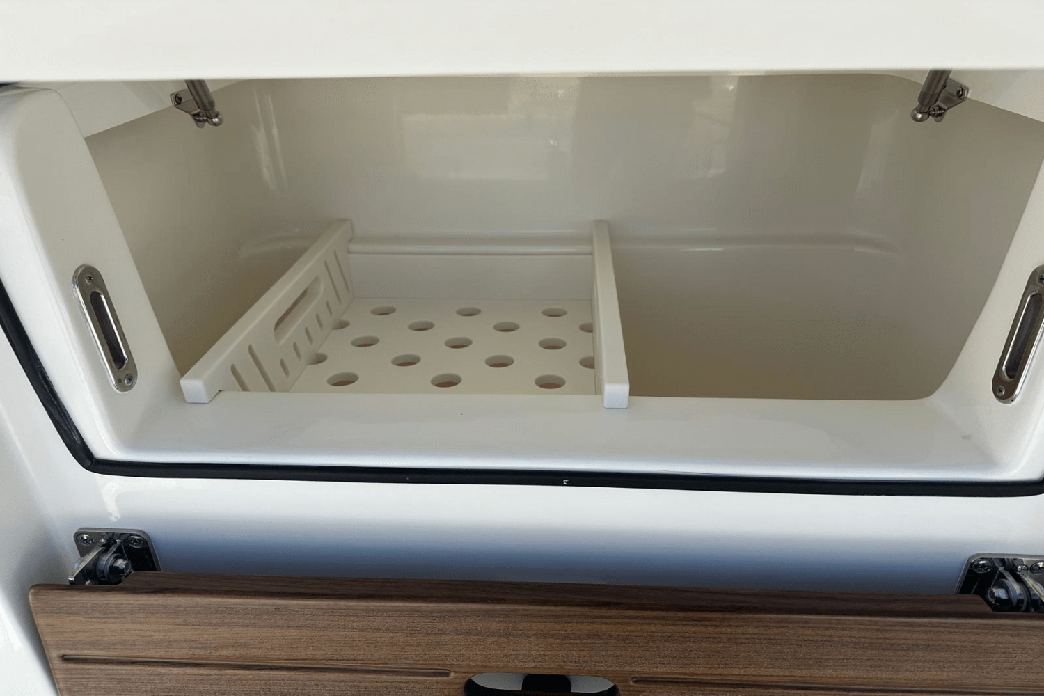 Slide: The Image of Boston Whaler 405 Conquest 2023 - 27