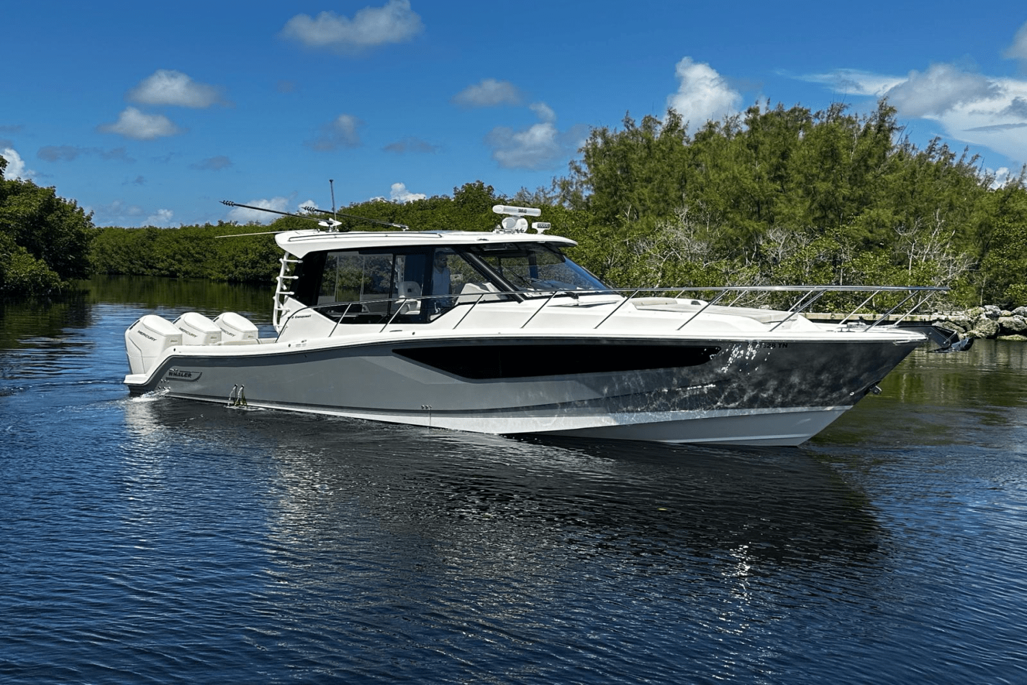 Slide: The Image of Boston Whaler 405 Conquest 2023 - 3