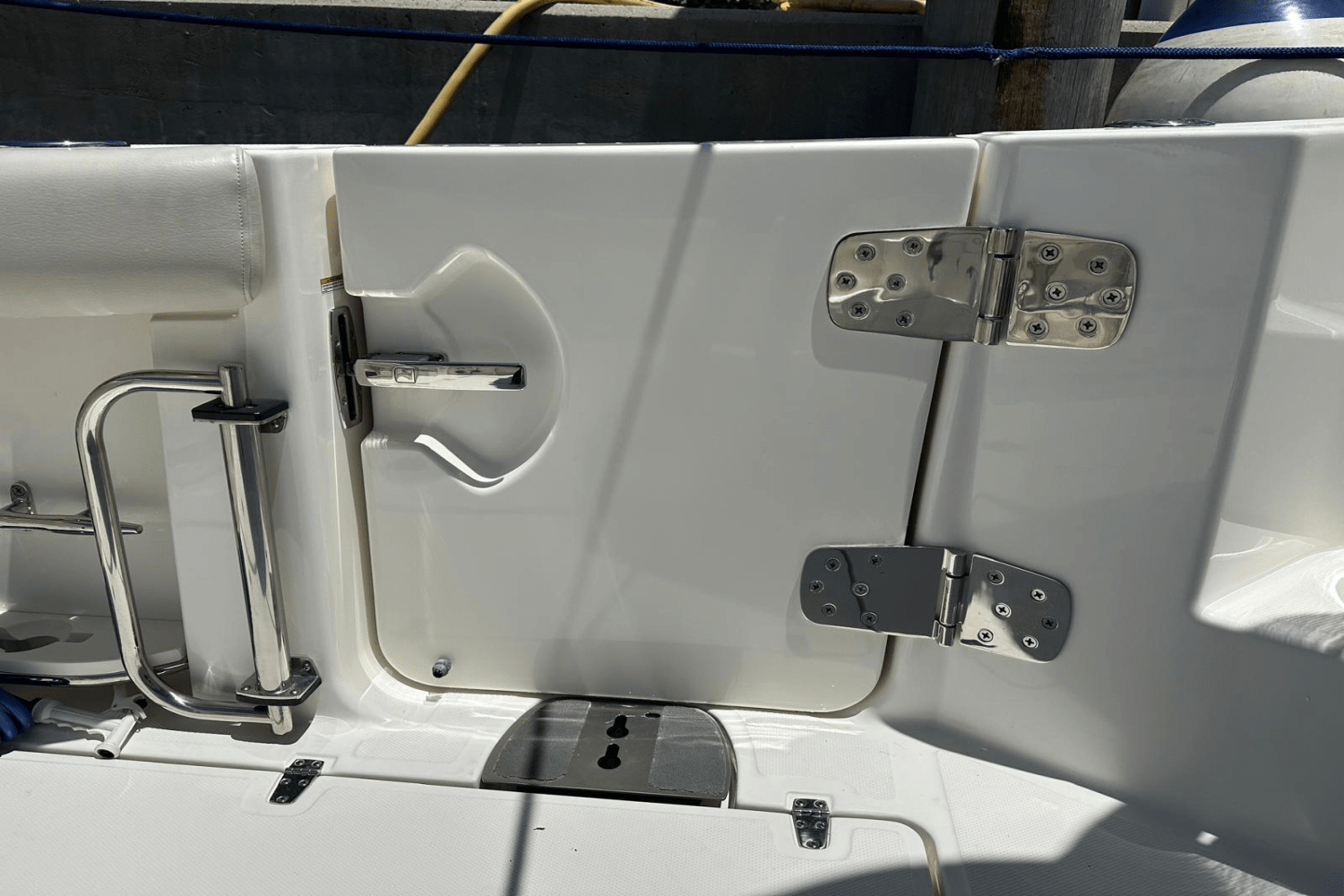 Slide: The Image of Boston Whaler 405 Conquest 2023 - 31