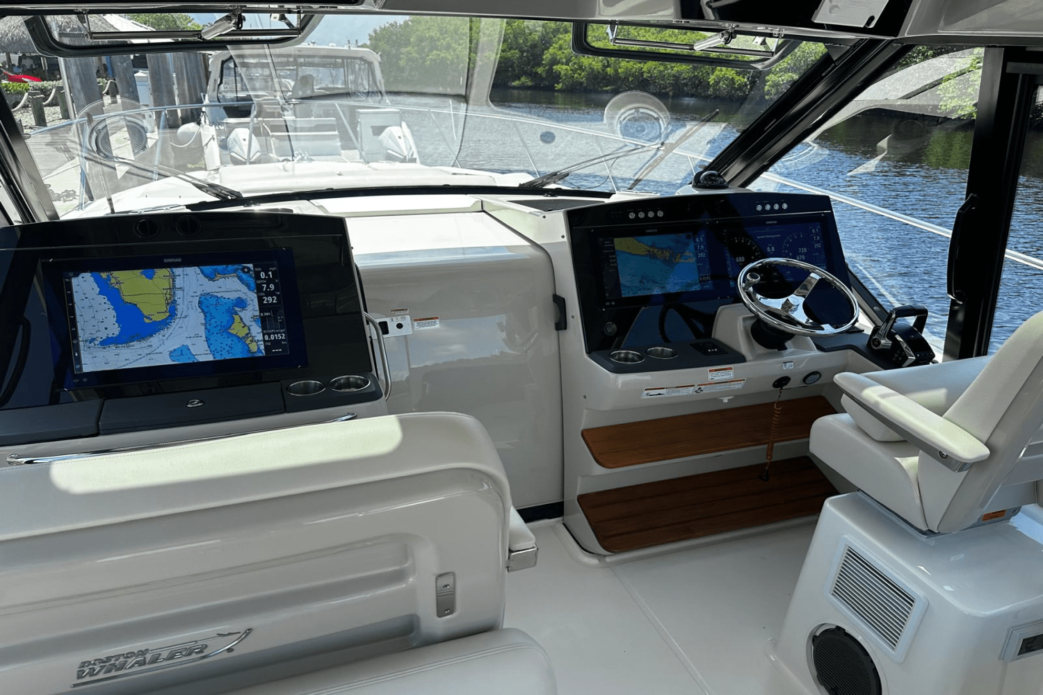 Slide: The Image of Boston Whaler 405 Conquest 2023 - 32