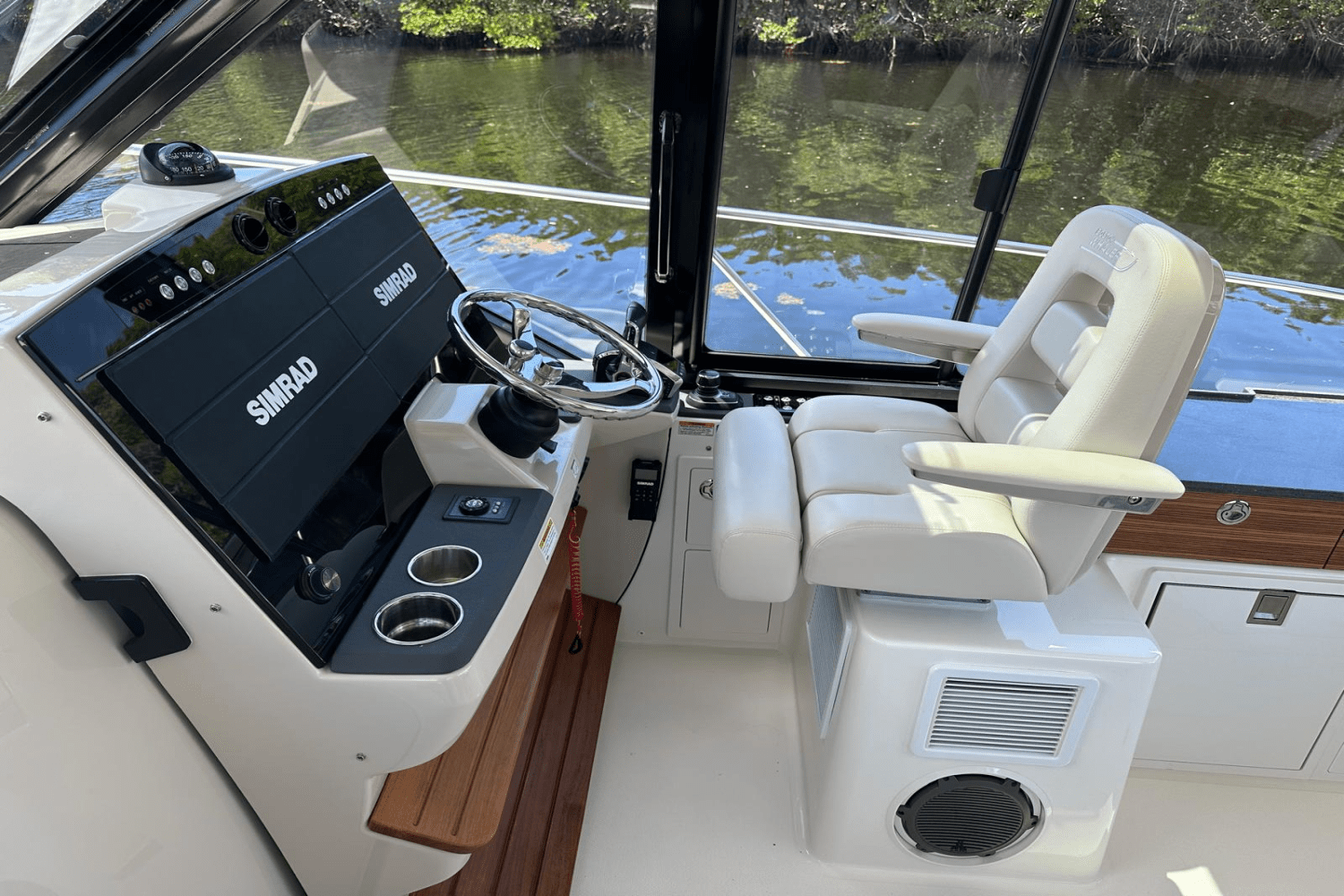 Slide: The Image of Boston Whaler 405 Conquest 2023 - 33