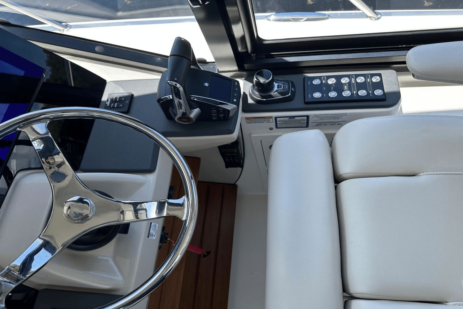 Slide: The Image of Boston Whaler 405 Conquest 2023 - 37