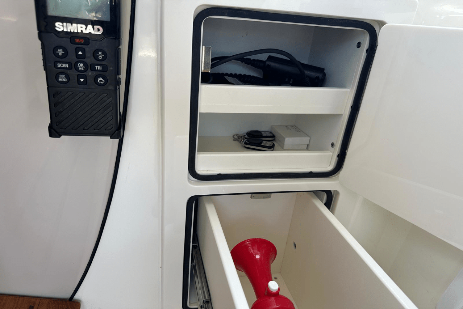 Slide: The Image of Boston Whaler 405 Conquest 2023 - 38