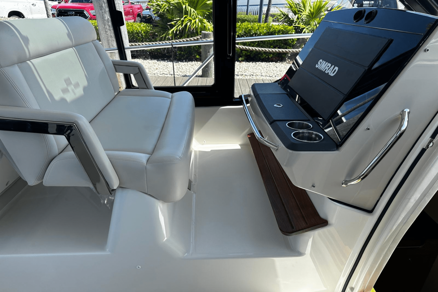 Slide: The Image of Boston Whaler 405 Conquest 2023 - 39