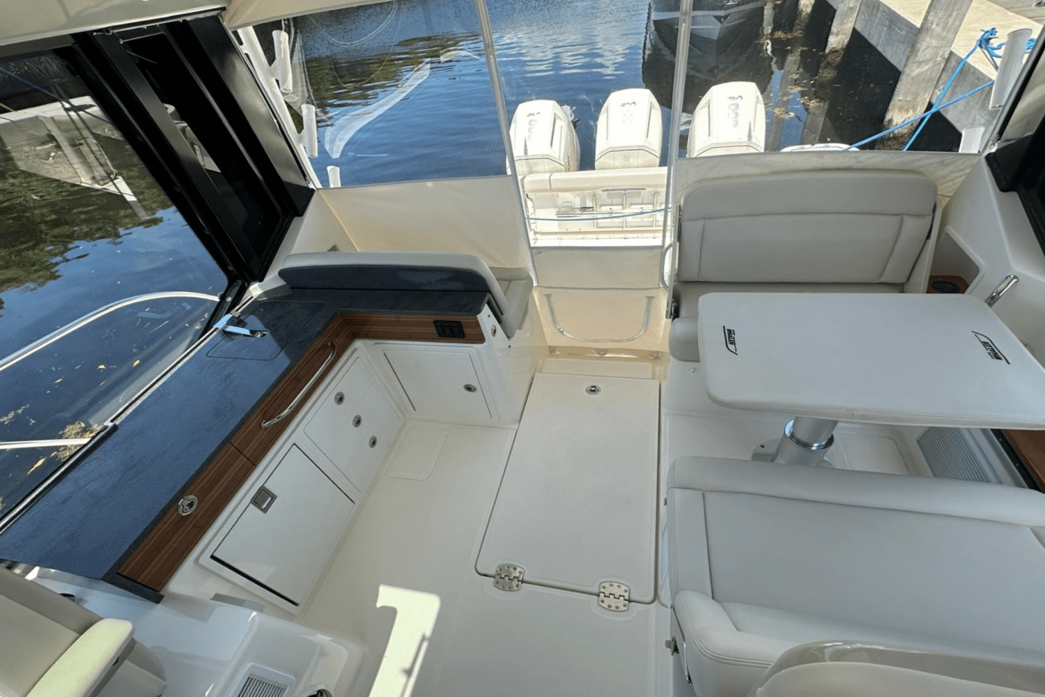 Slide: The Image of Boston Whaler 405 Conquest 2023 - 43