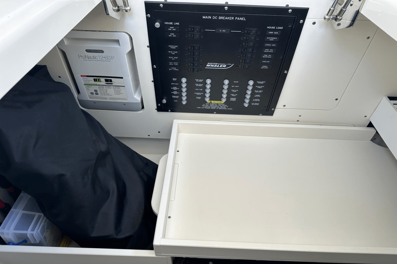 Slide: The Image of Boston Whaler 405 Conquest 2023 - 46