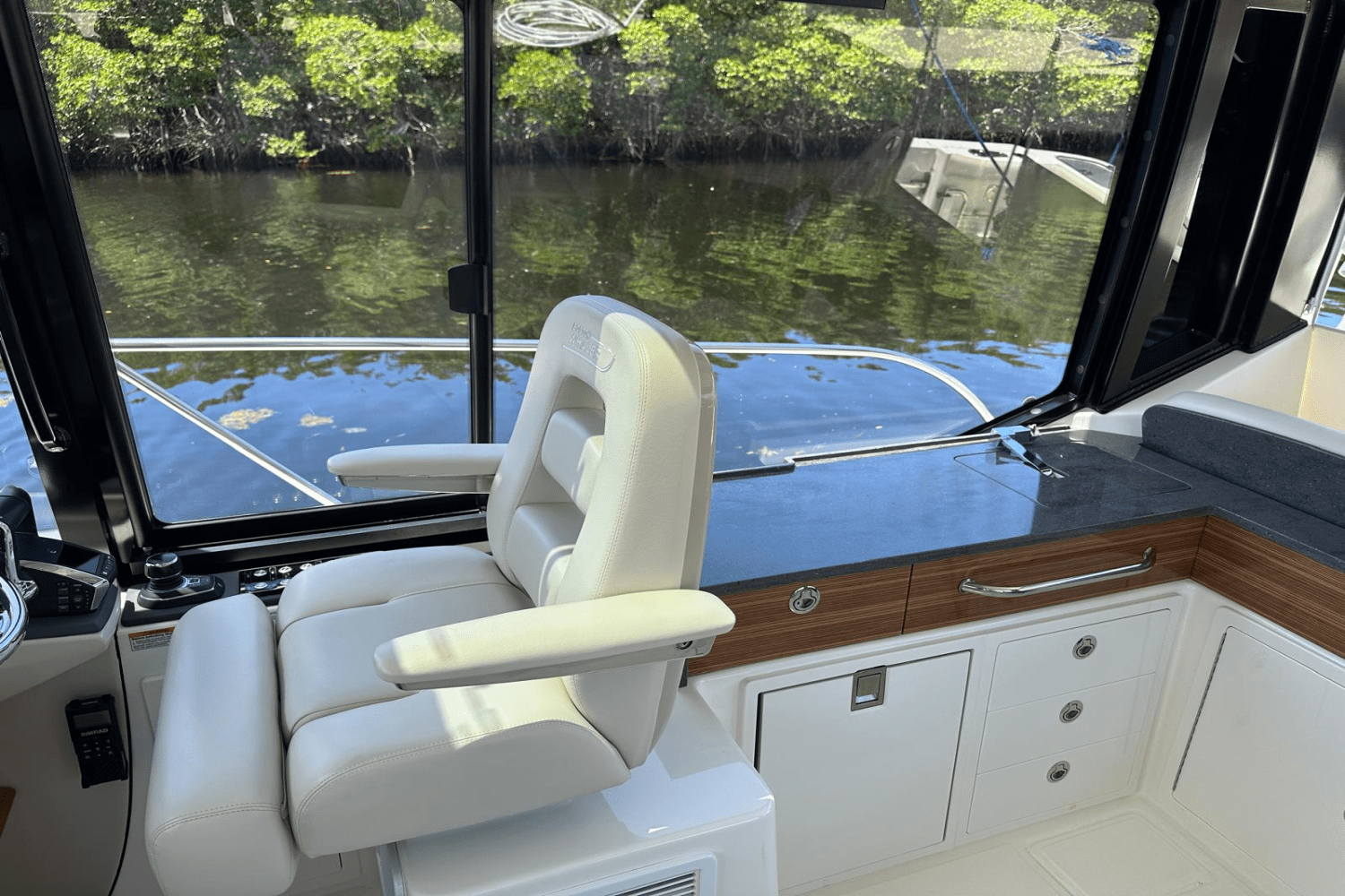 Slide: The Image of Boston Whaler 405 Conquest 2023 - 47