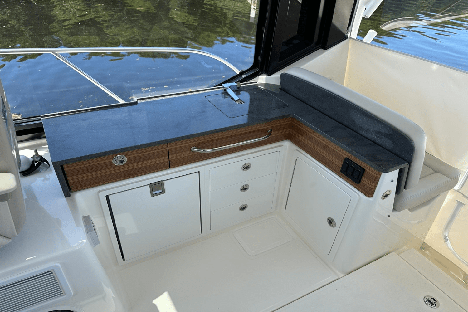 Slide: The Image of Boston Whaler 405 Conquest 2023 - 48