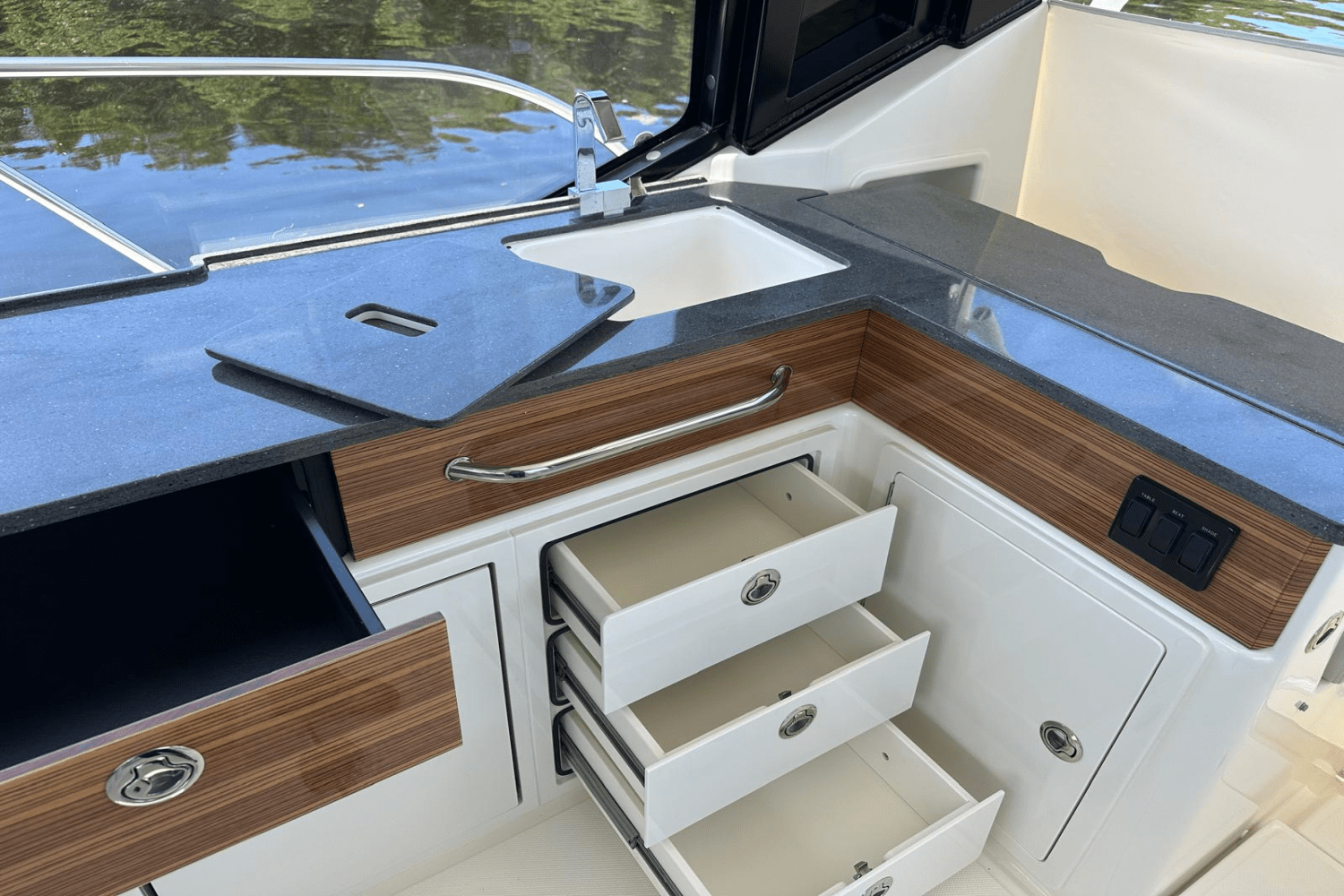 Slide: The Image of Boston Whaler 405 Conquest 2023 - 49