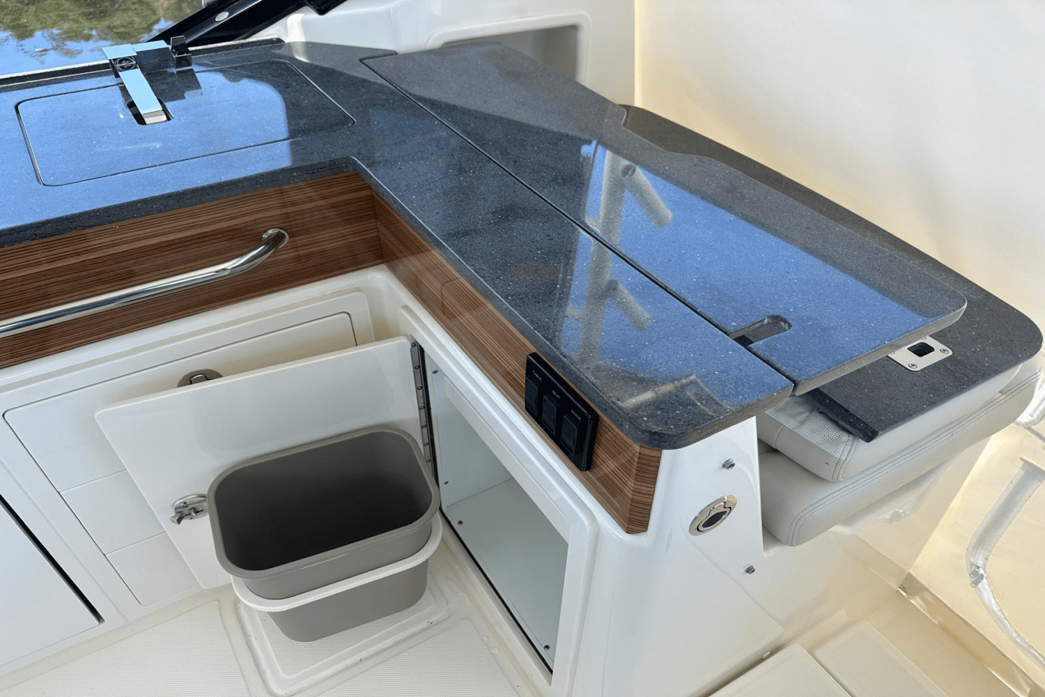 Slide: The Image of Boston Whaler 405 Conquest 2023 - 50