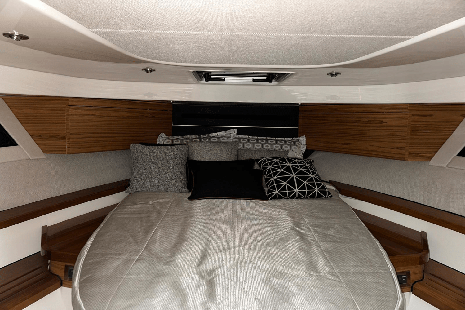 Slide: The Image of Boston Whaler 405 Conquest 2023 - 56