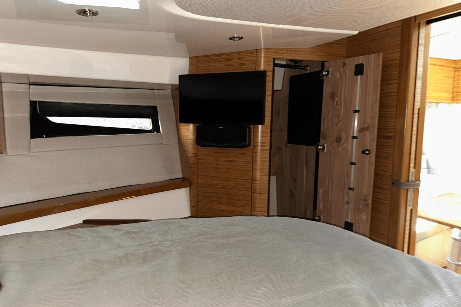 Slide: The Image of Boston Whaler 405 Conquest 2023 - 57