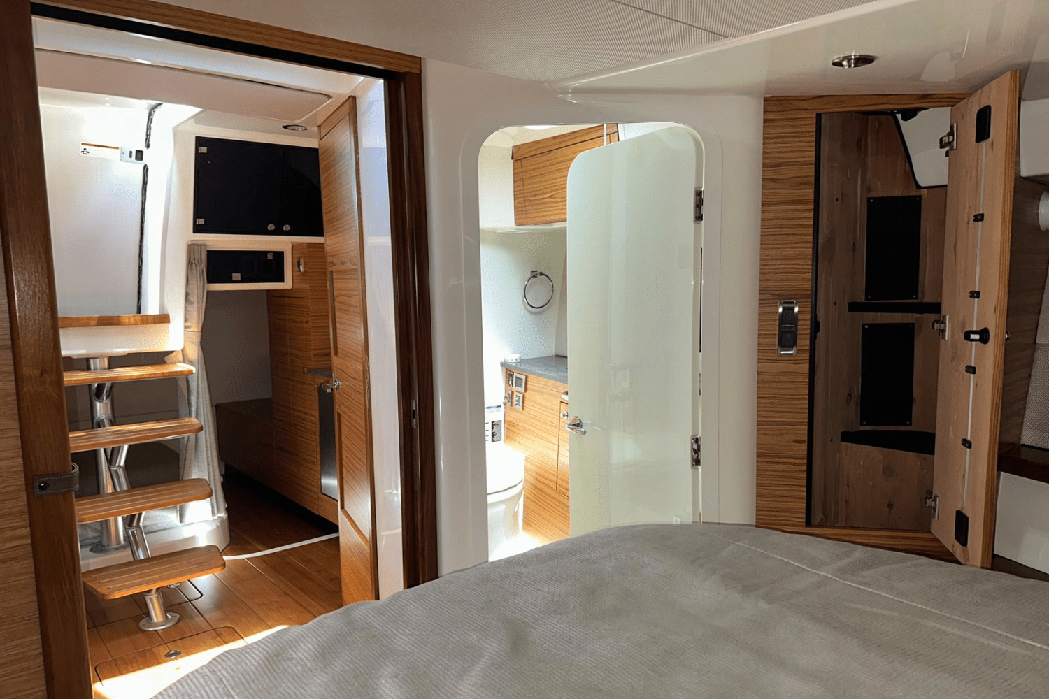 Slide: The Image of Boston Whaler 405 Conquest 2023 - 58