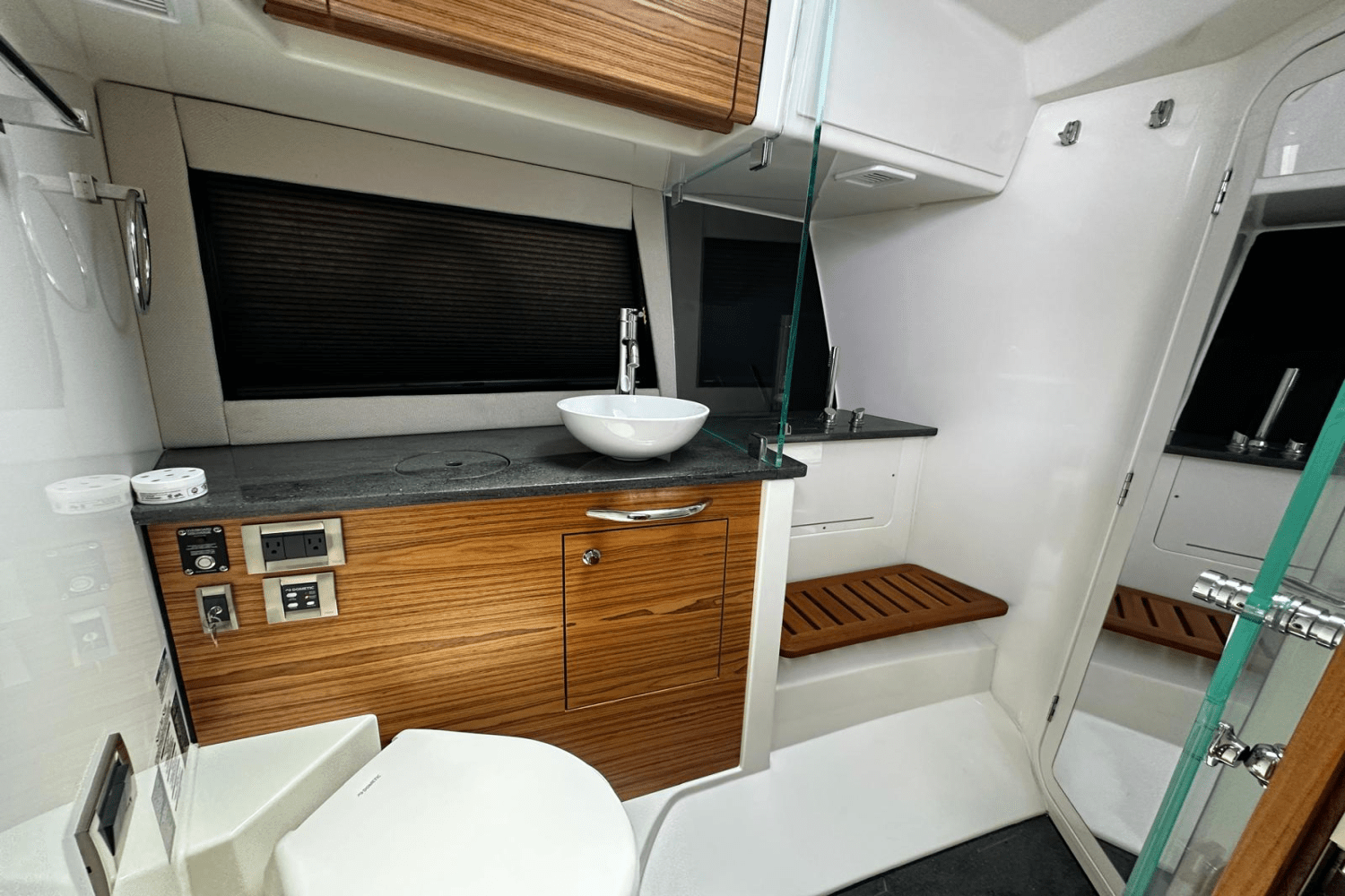 Slide: The Image of Boston Whaler 405 Conquest 2023 - 59
