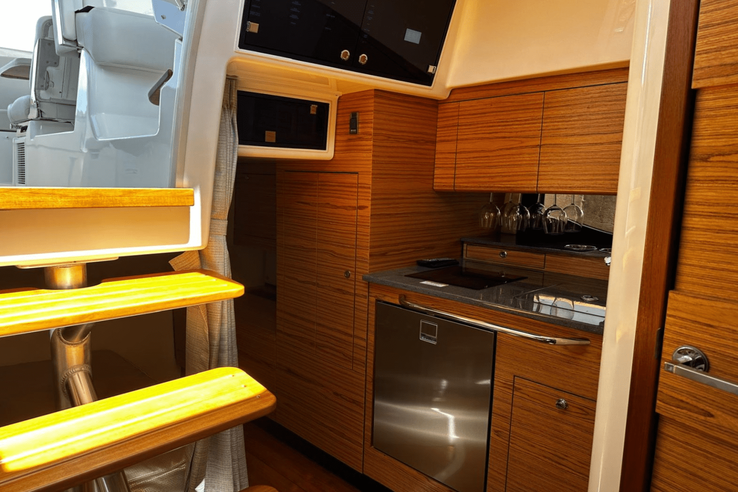 Slide: The Image of Boston Whaler 405 Conquest 2023 - 60