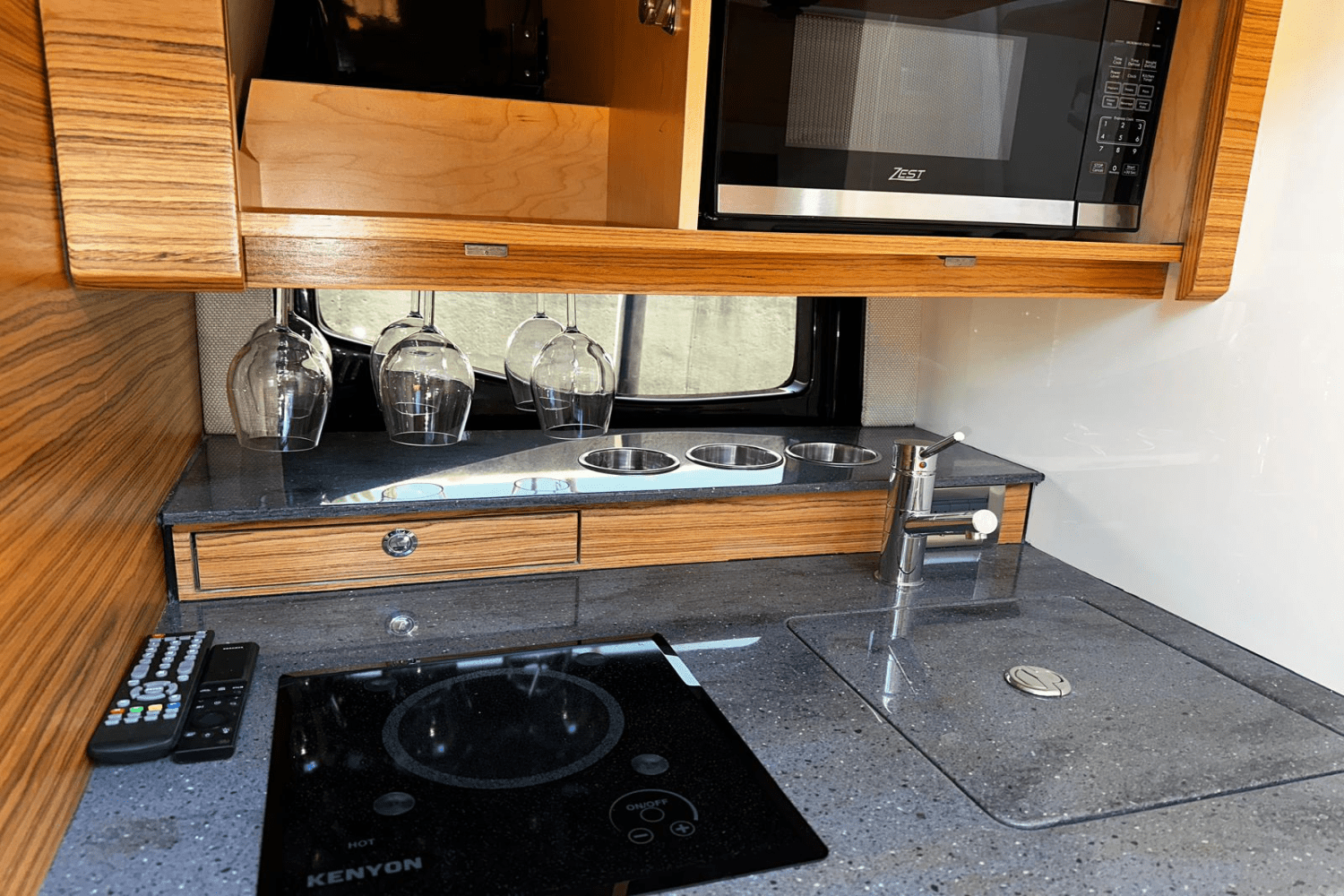 Slide: The Image of Boston Whaler 405 Conquest 2023 - 61