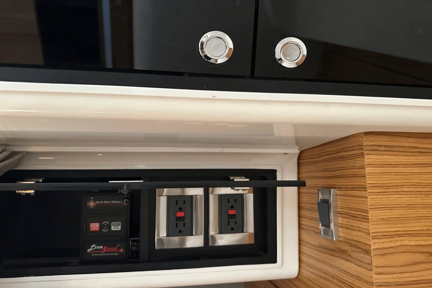 Slide: The Image of Boston Whaler 405 Conquest 2023 - 63