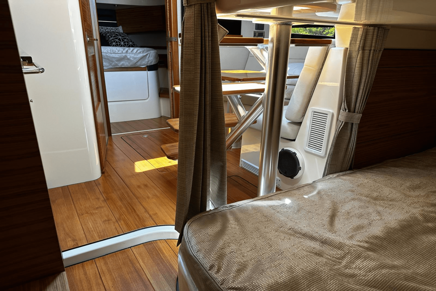 Slide: The Image of Boston Whaler 405 Conquest 2023 - 64