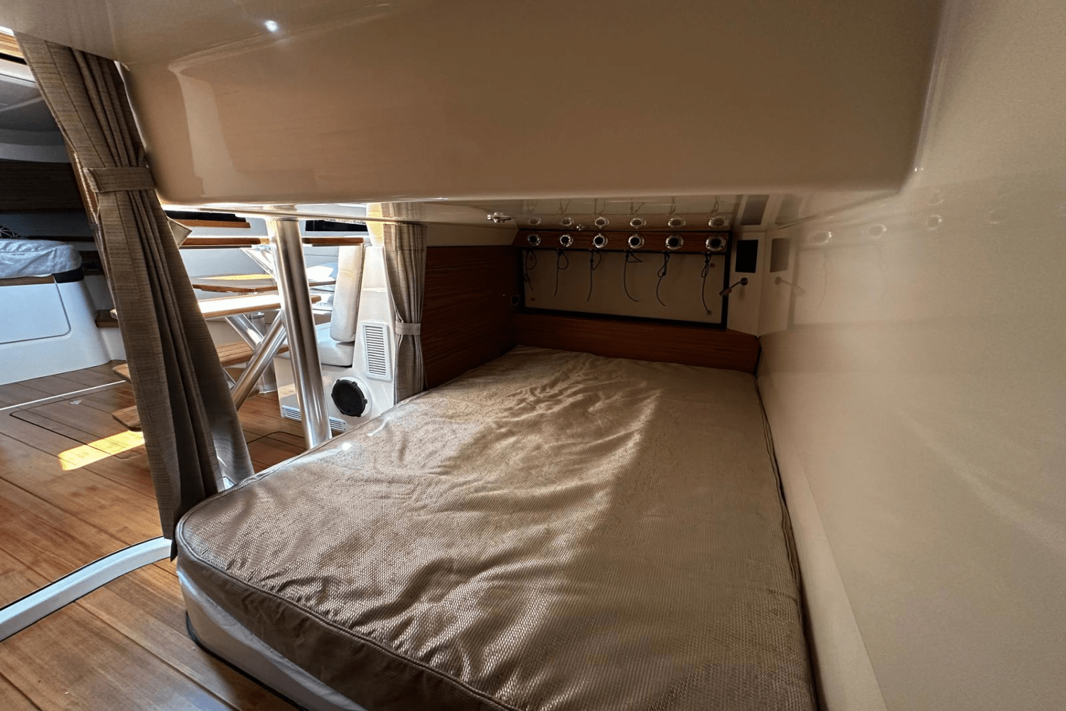 Slide: The Image of Boston Whaler 405 Conquest 2023 - 65