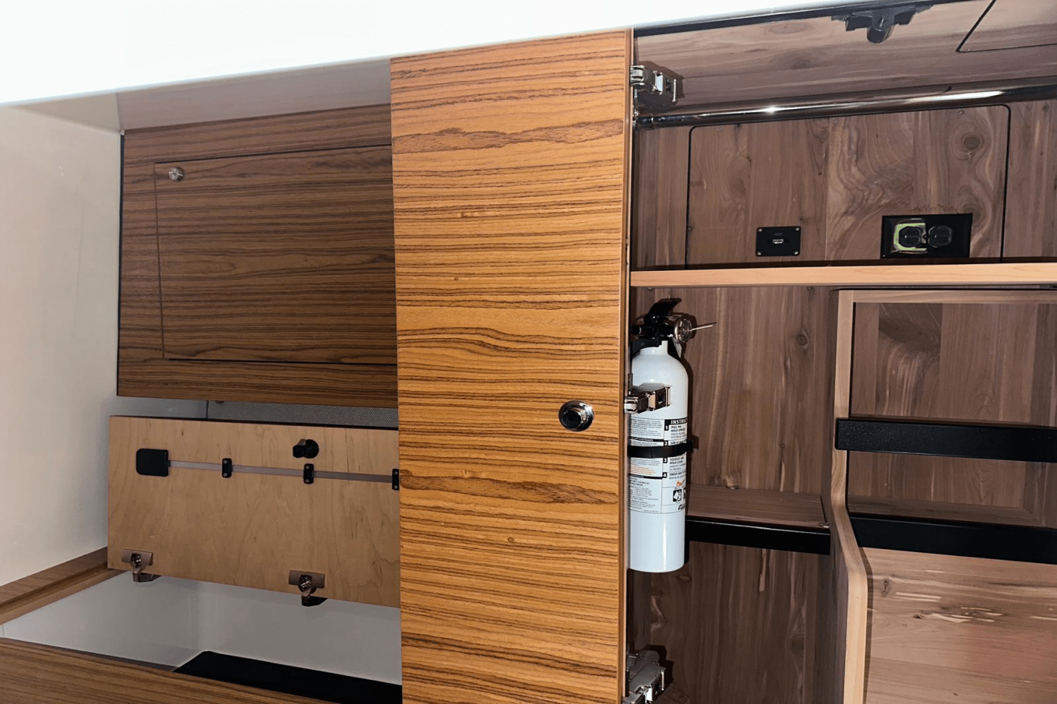 Slide: The Image of Boston Whaler 405 Conquest 2023 - 66