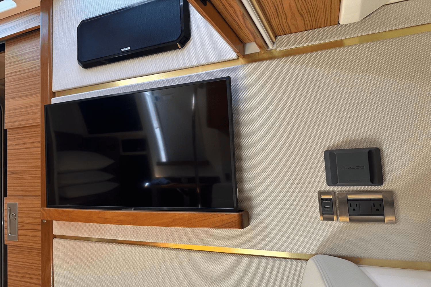 Slide: The Image of Boston Whaler 405 Conquest 2023 - 71