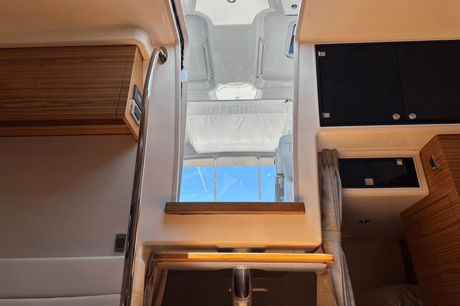 Slide: The Image of Boston Whaler 405 Conquest 2023 - 72