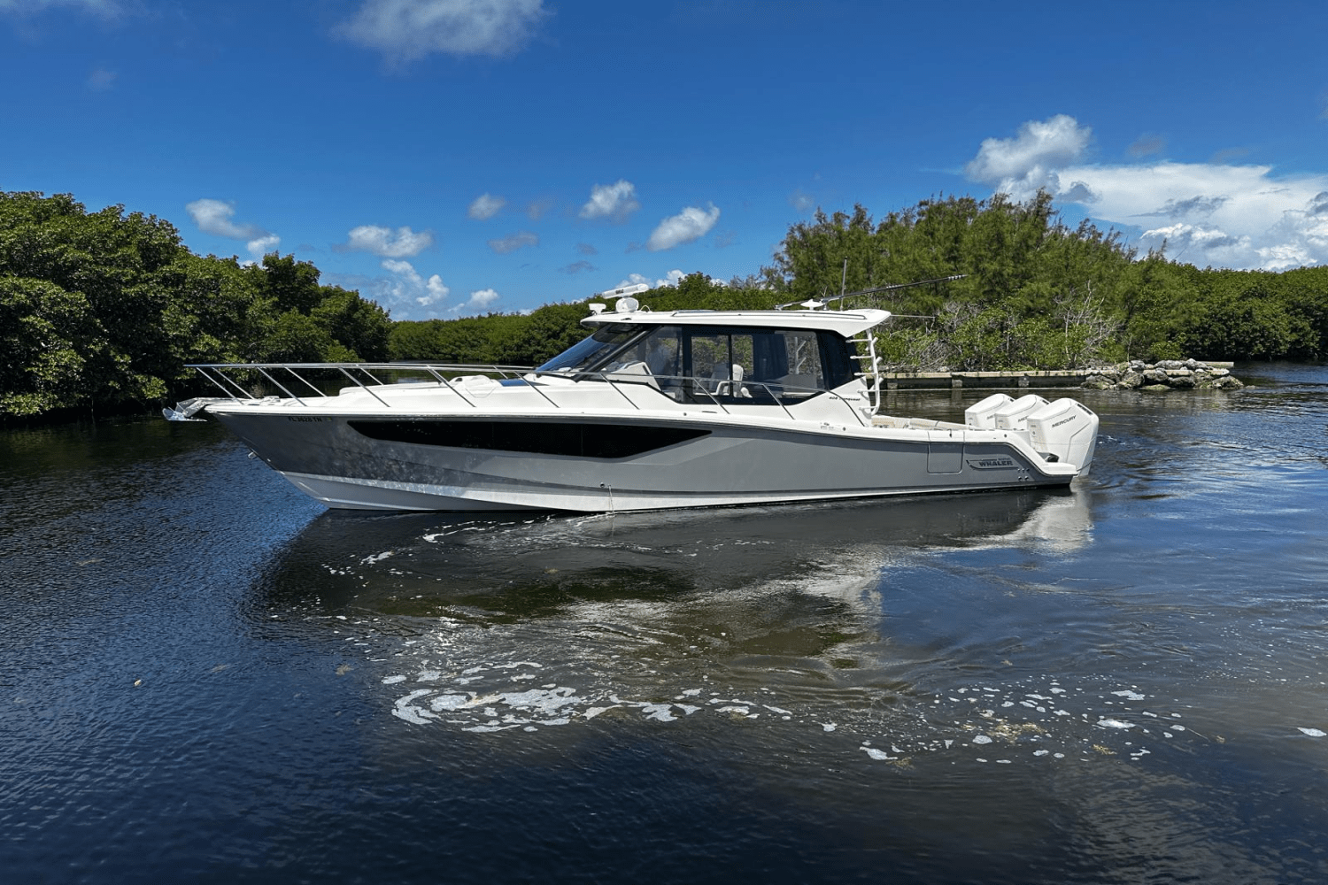 Slide: The Image of Boston Whaler 405 Conquest 2023 - 8