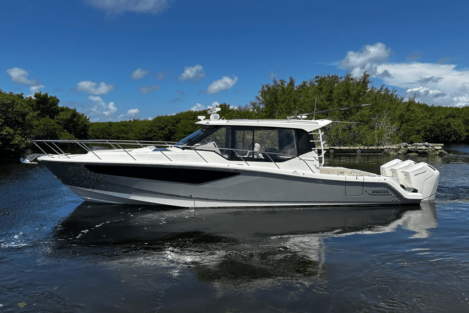 Slide: The Image of Boston Whaler 405 Conquest 2023 - 9