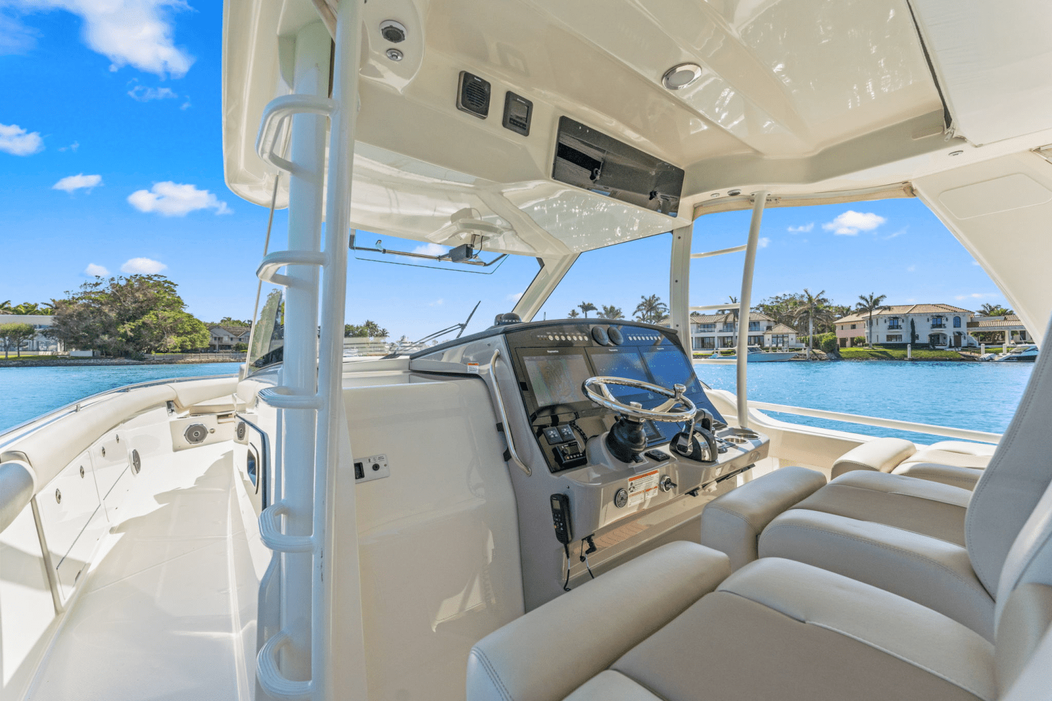 Slide: The Image of Boston Whaler 420 OUTRAGE 2017 - 19