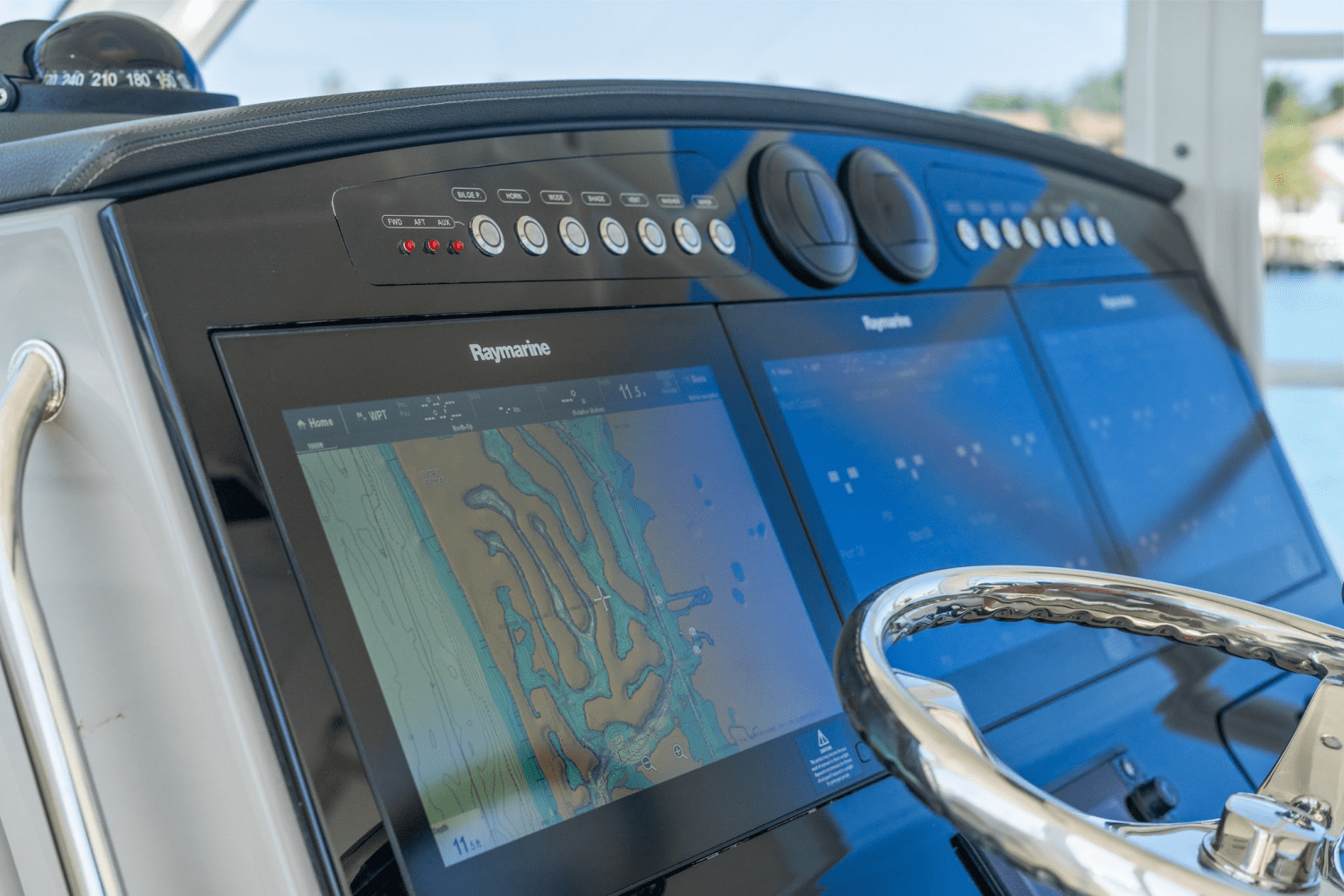 Slide: The Image of Boston Whaler 420 OUTRAGE 2017 - 22