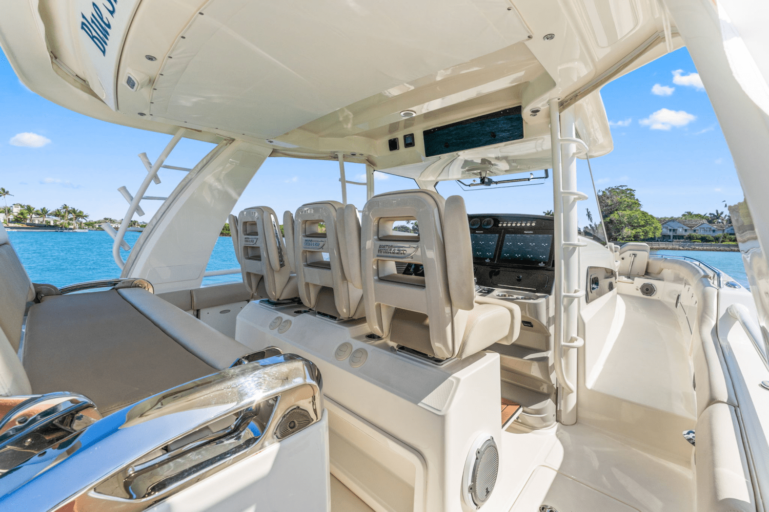 Slide: The Image of Boston Whaler 420 OUTRAGE 2017 - 26