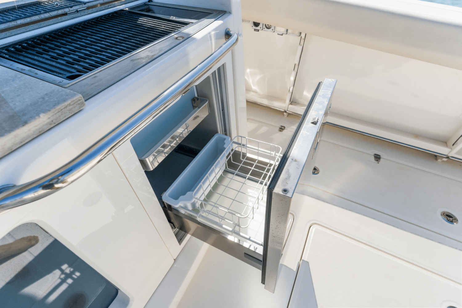 Slide: The Image of Boston Whaler 420 OUTRAGE 2017 - 34