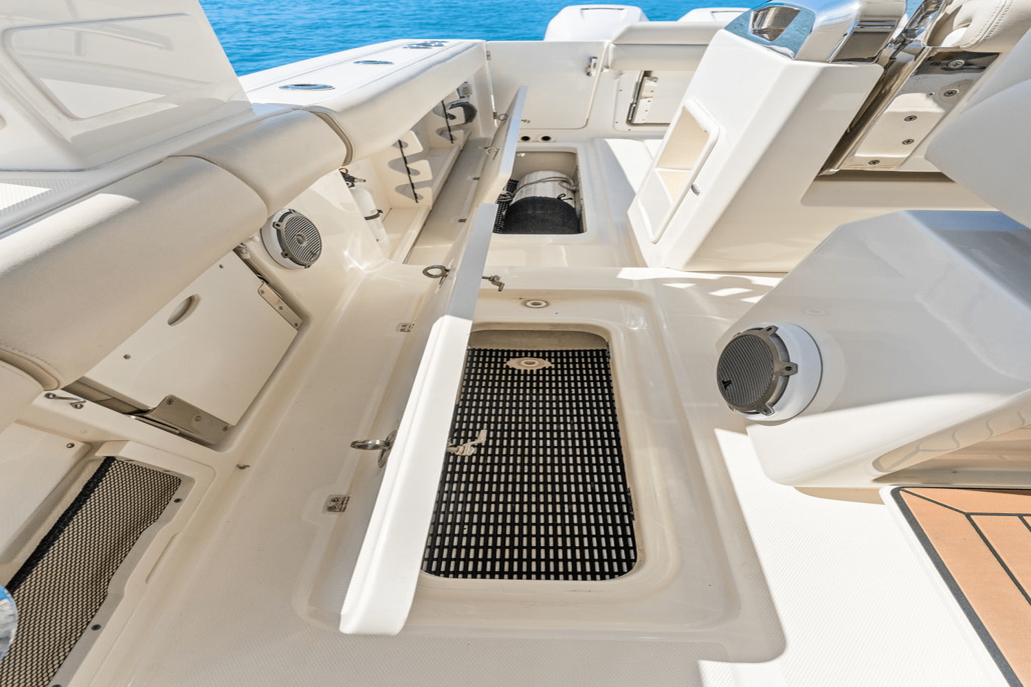 Slide: The Image of Boston Whaler 420 OUTRAGE 2017 - 38