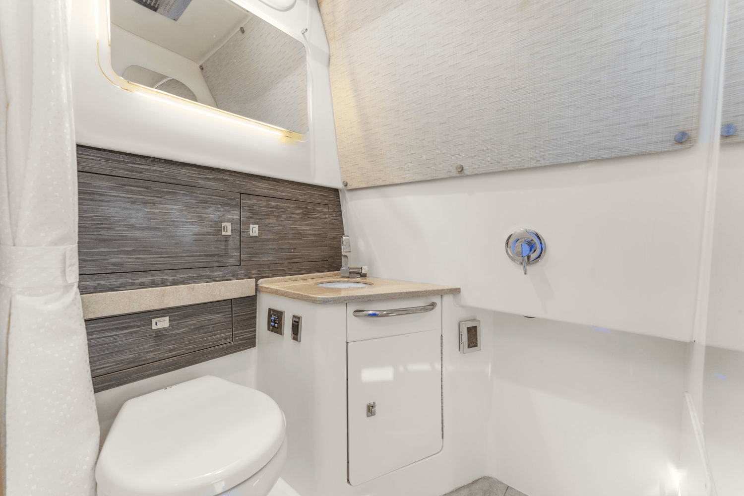 Slide: The Image of Boston Whaler 420 OUTRAGE 2017 - 45