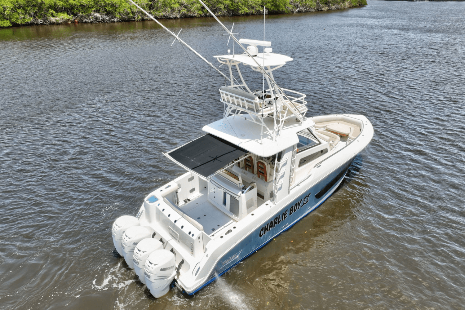 Slide: The Image of Boston Whaler 420 OUTRAGE 2020 - 12