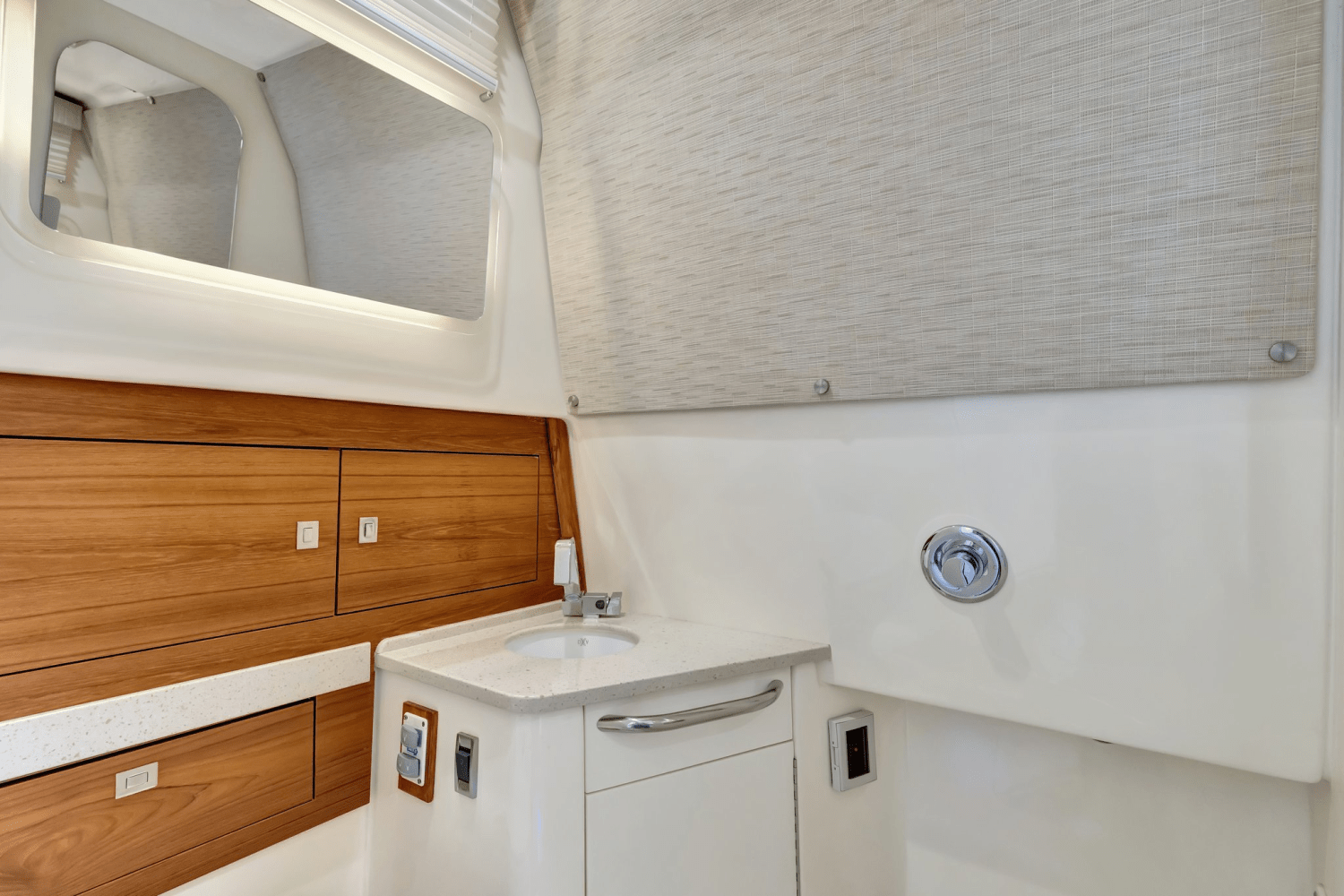 Slide: The Image of Boston Whaler 420 OUTRAGE 2020 - 14