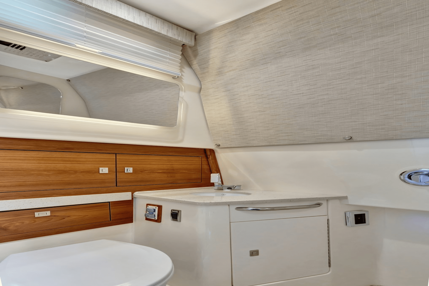 Slide: The Image of Boston Whaler 420 OUTRAGE 2020 - 15