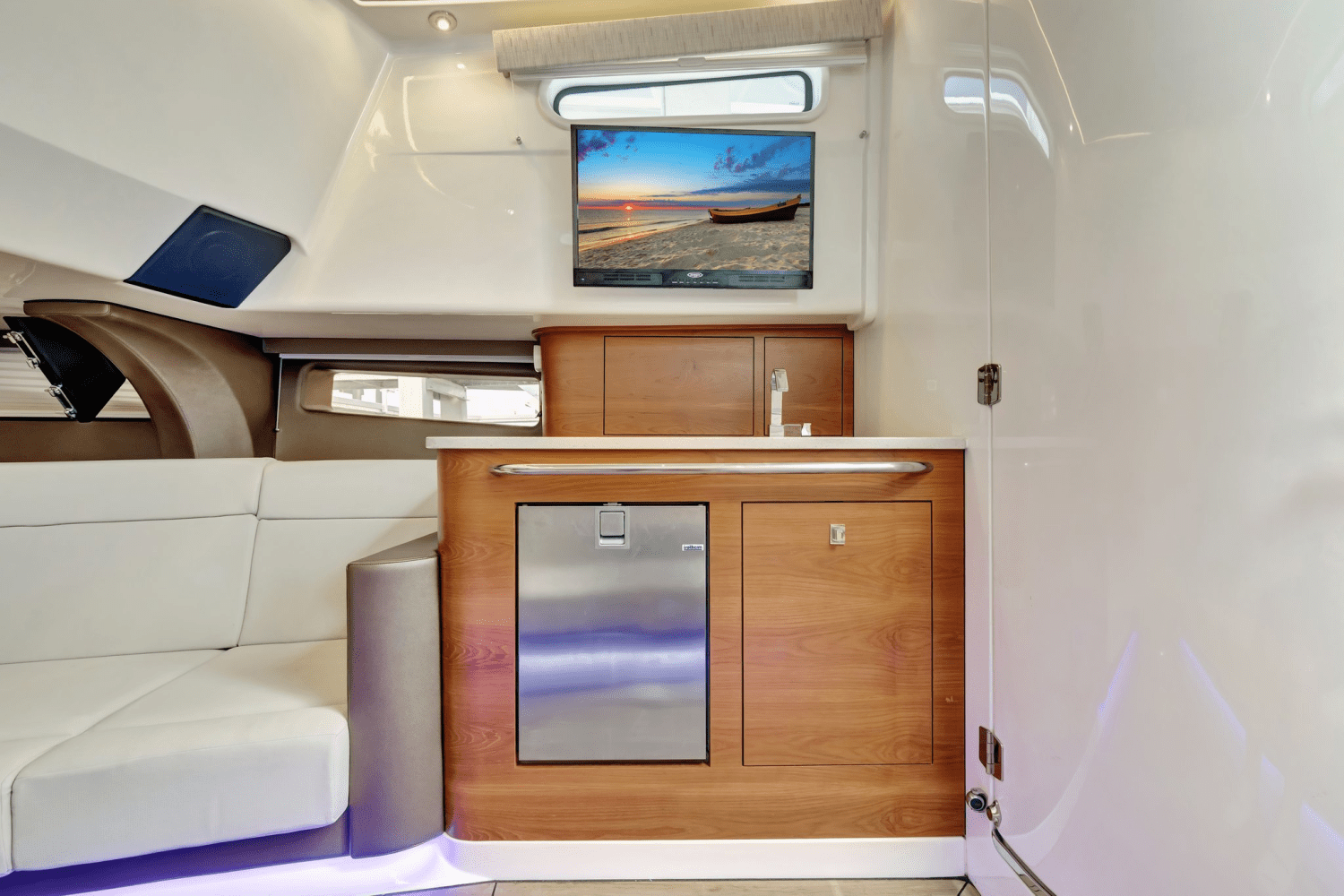 Slide: The Image of Boston Whaler 420 OUTRAGE 2020 - 18