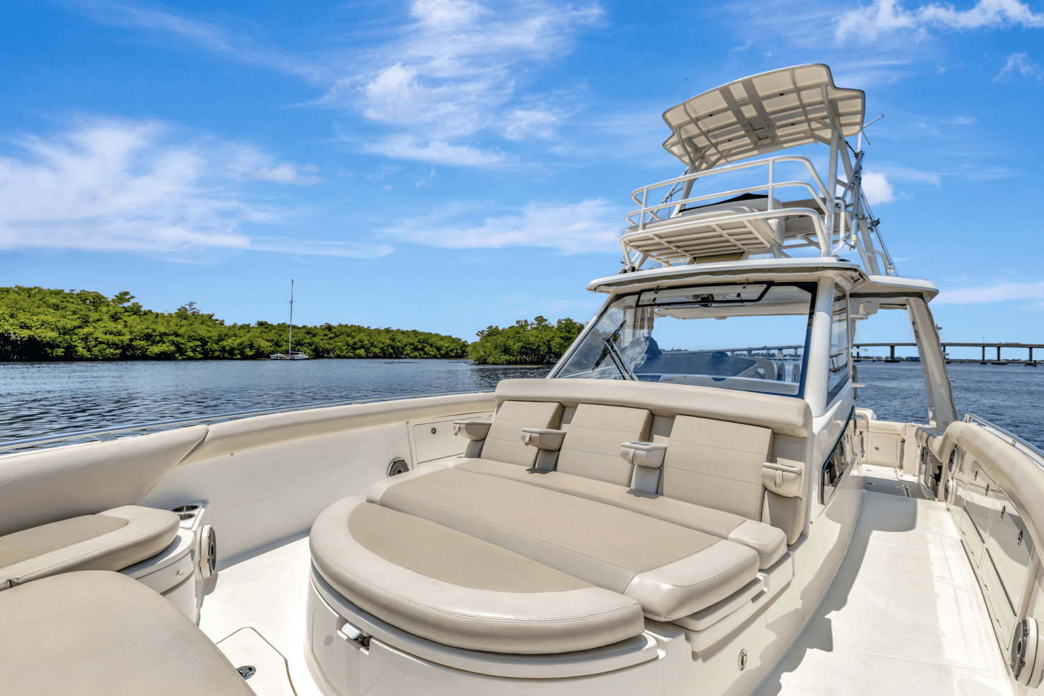 Slide: The Image of Boston Whaler 420 OUTRAGE 2020 - 21