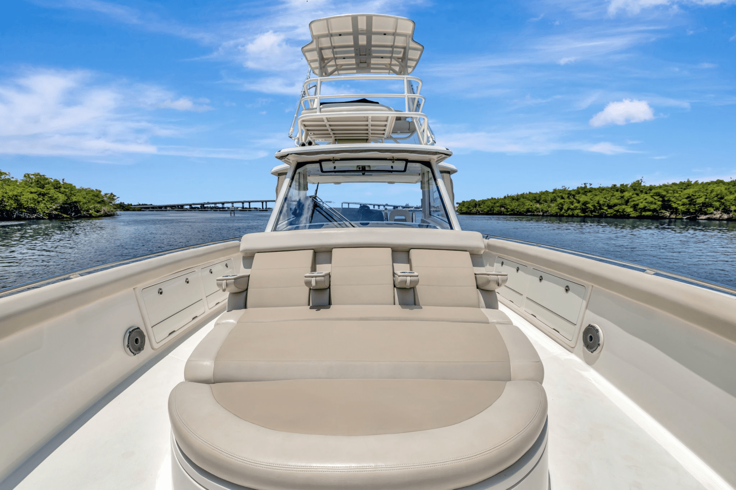 Slide: The Image of Boston Whaler 420 OUTRAGE 2020 - 23