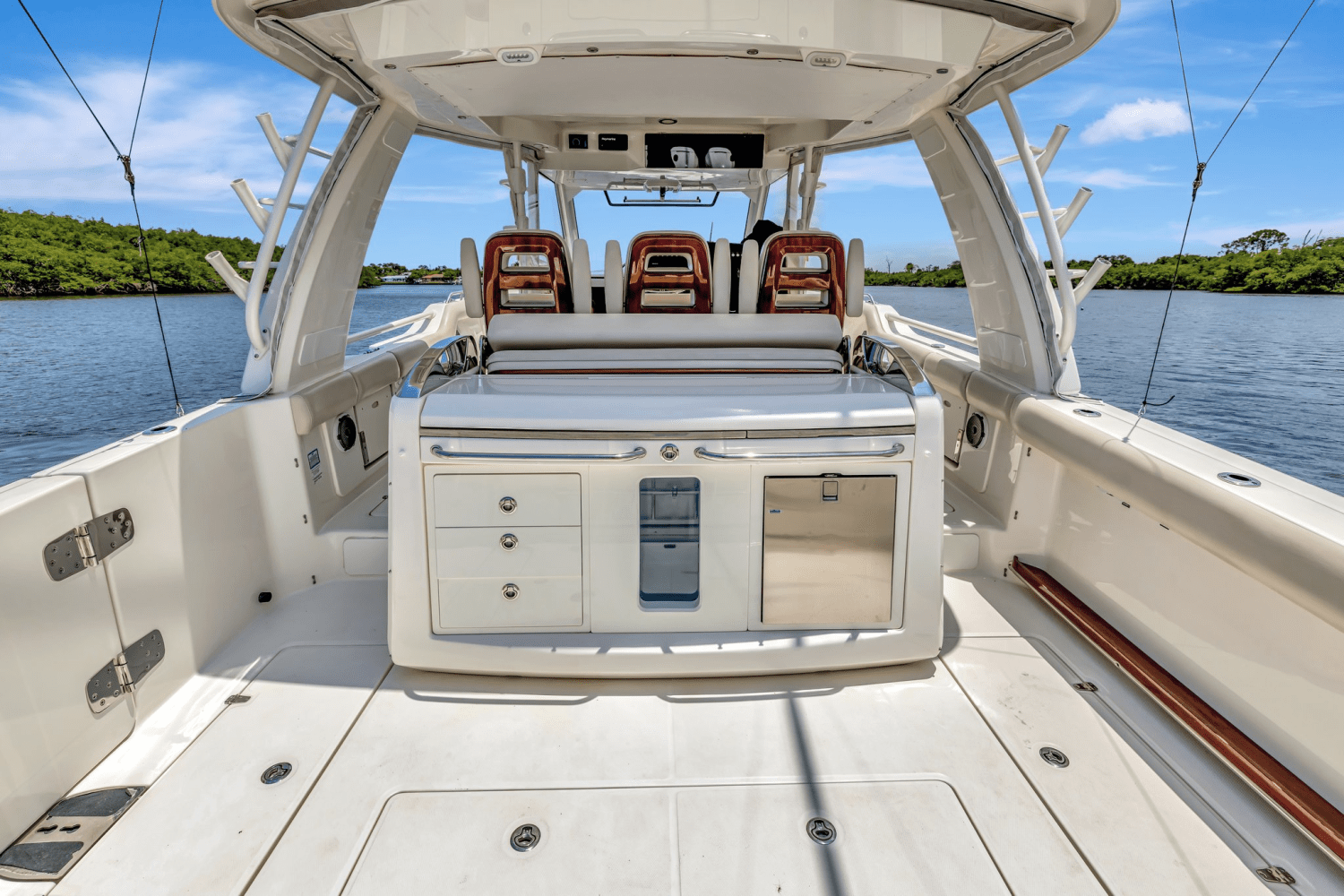 Slide: The Image of Boston Whaler 420 OUTRAGE 2020 - 25