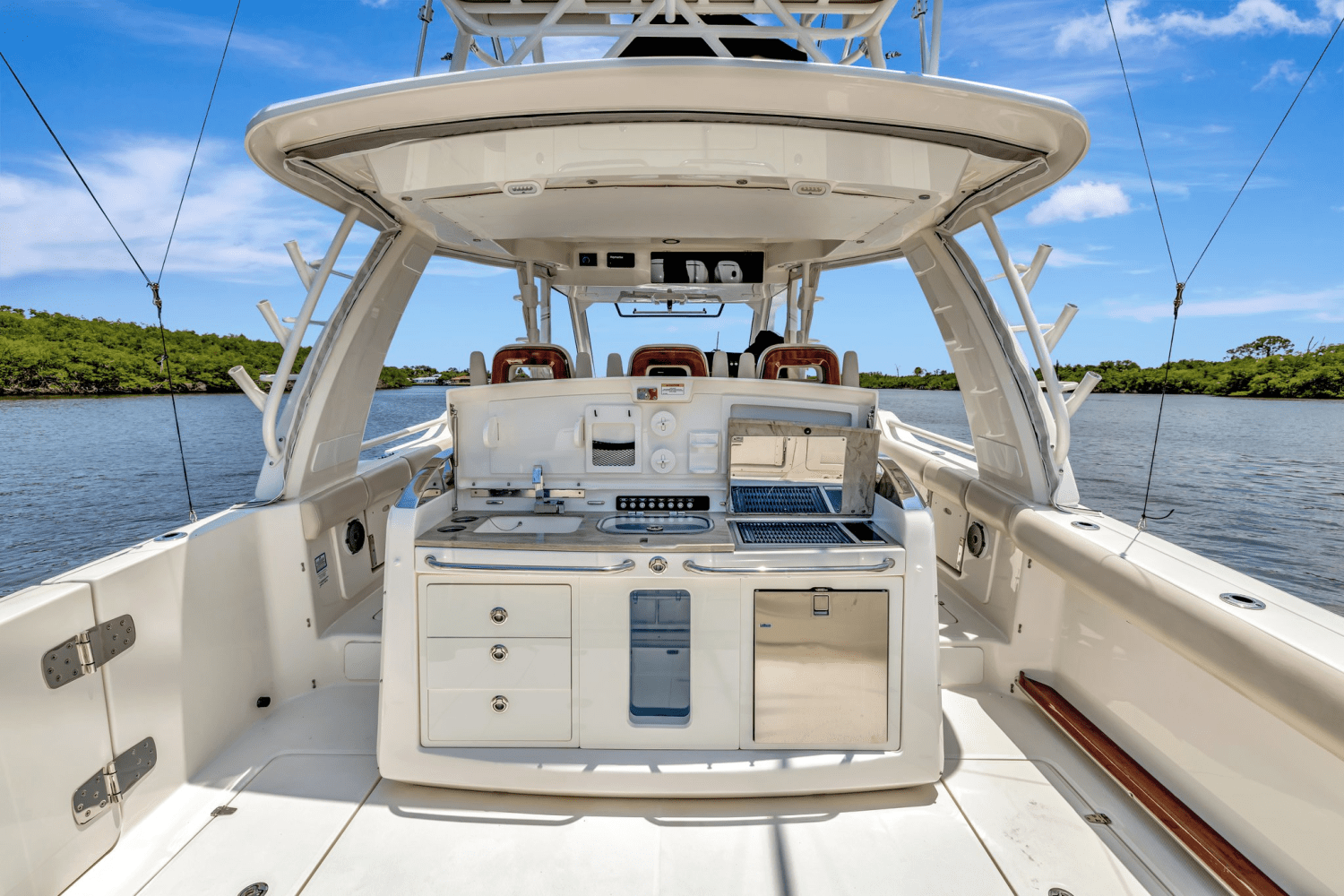 Slide: The Image of Boston Whaler 420 OUTRAGE 2020 - 26