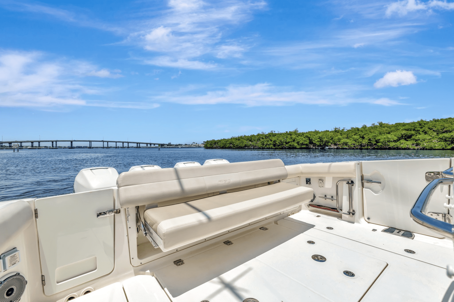 Slide: The Image of Boston Whaler 420 OUTRAGE 2020 - 27