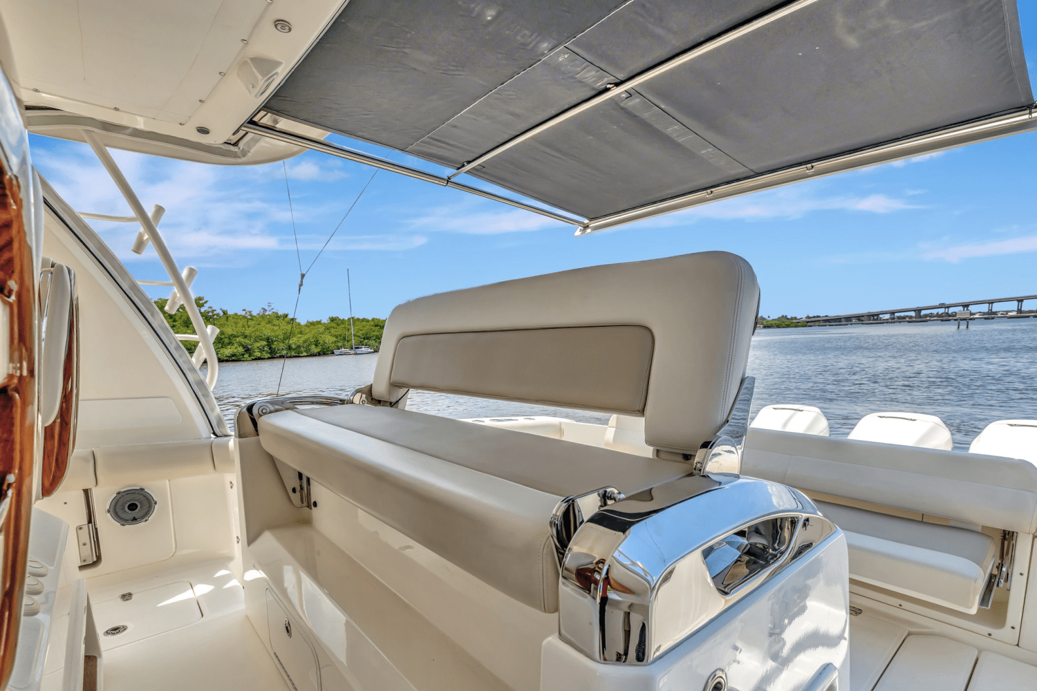 Slide: The Image of Boston Whaler 420 OUTRAGE 2020 - 28
