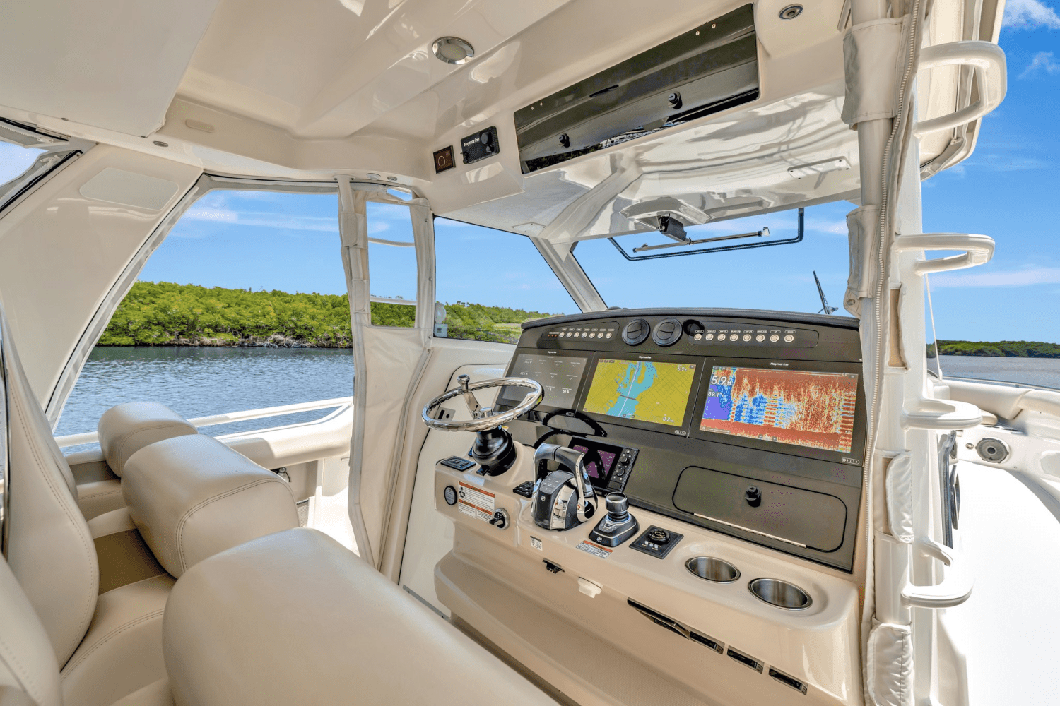 Slide: The Image of Boston Whaler 420 OUTRAGE 2020 - 29