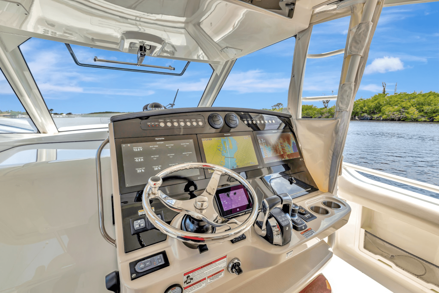 Slide: The Image of Boston Whaler 420 OUTRAGE 2020 - 30
