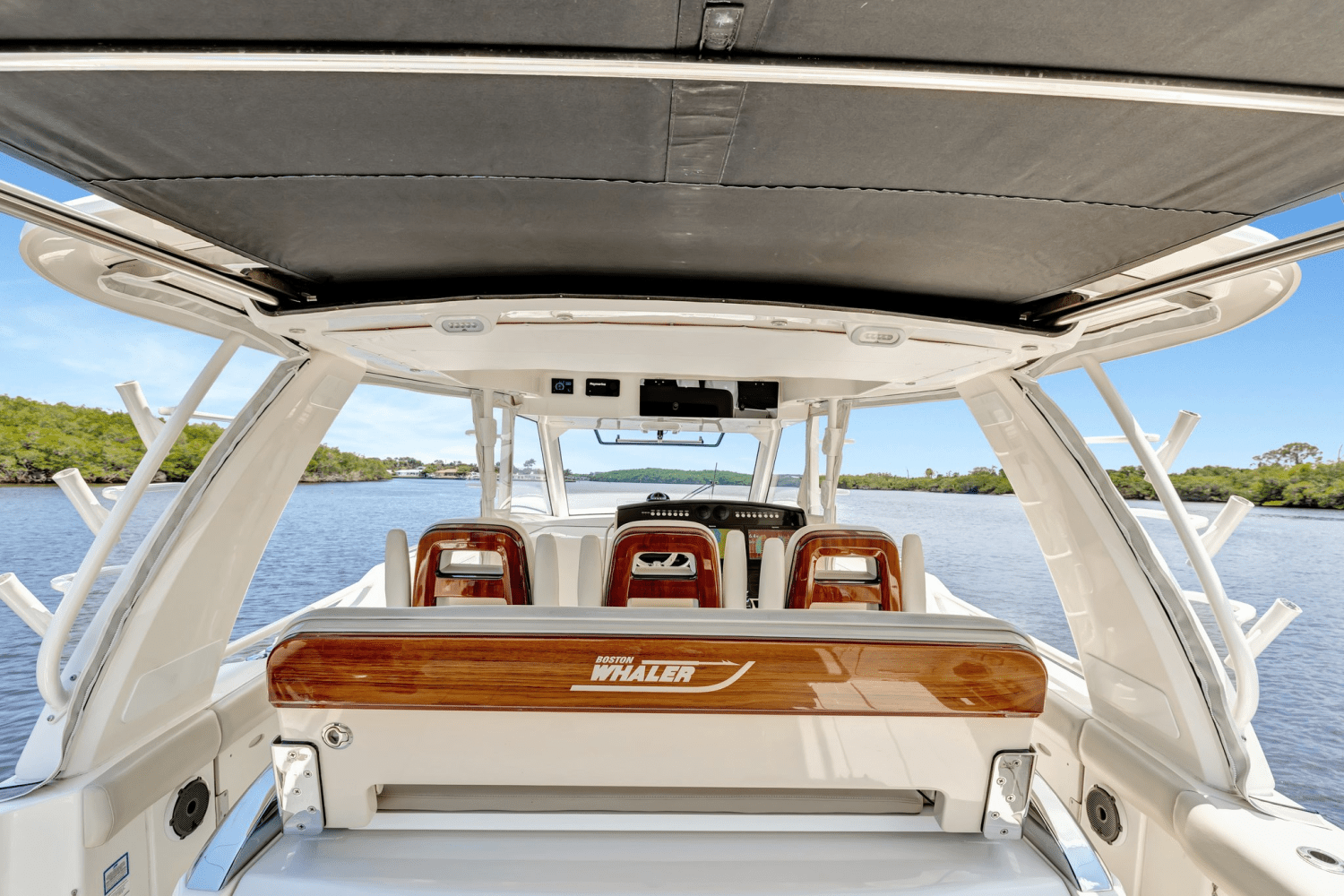 Slide: The Image of Boston Whaler 420 OUTRAGE 2020 - 32