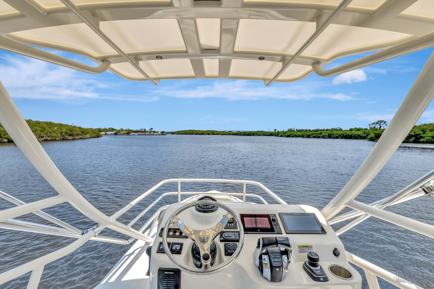 Slide: The Image of Boston Whaler 420 OUTRAGE 2020 - 36