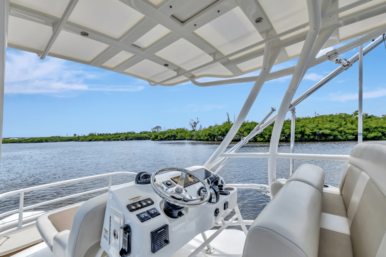 Slide: The Image of Boston Whaler 420 OUTRAGE 2020 - 37